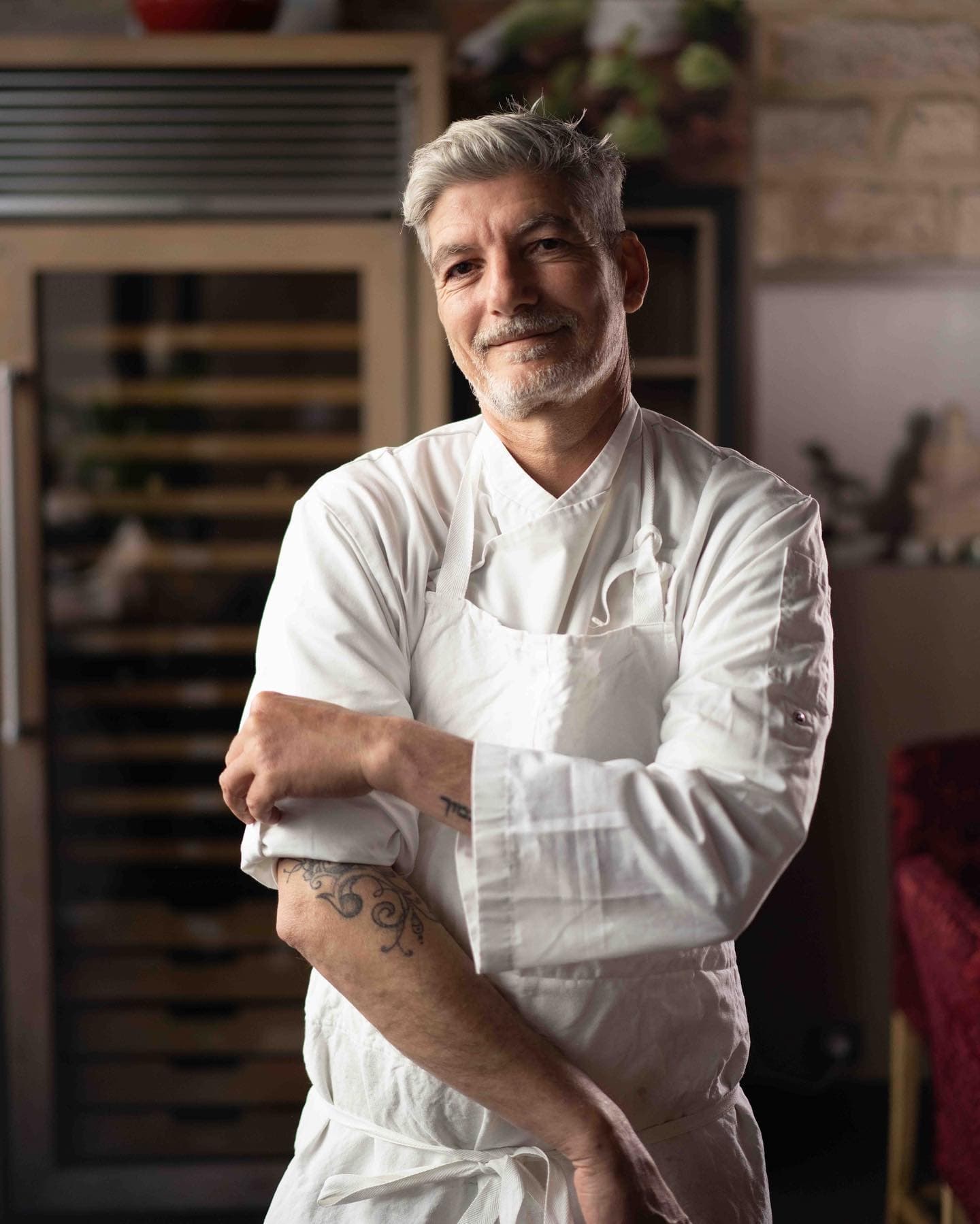 Ohad Amzallag en veste de chef, dans sa cuisine