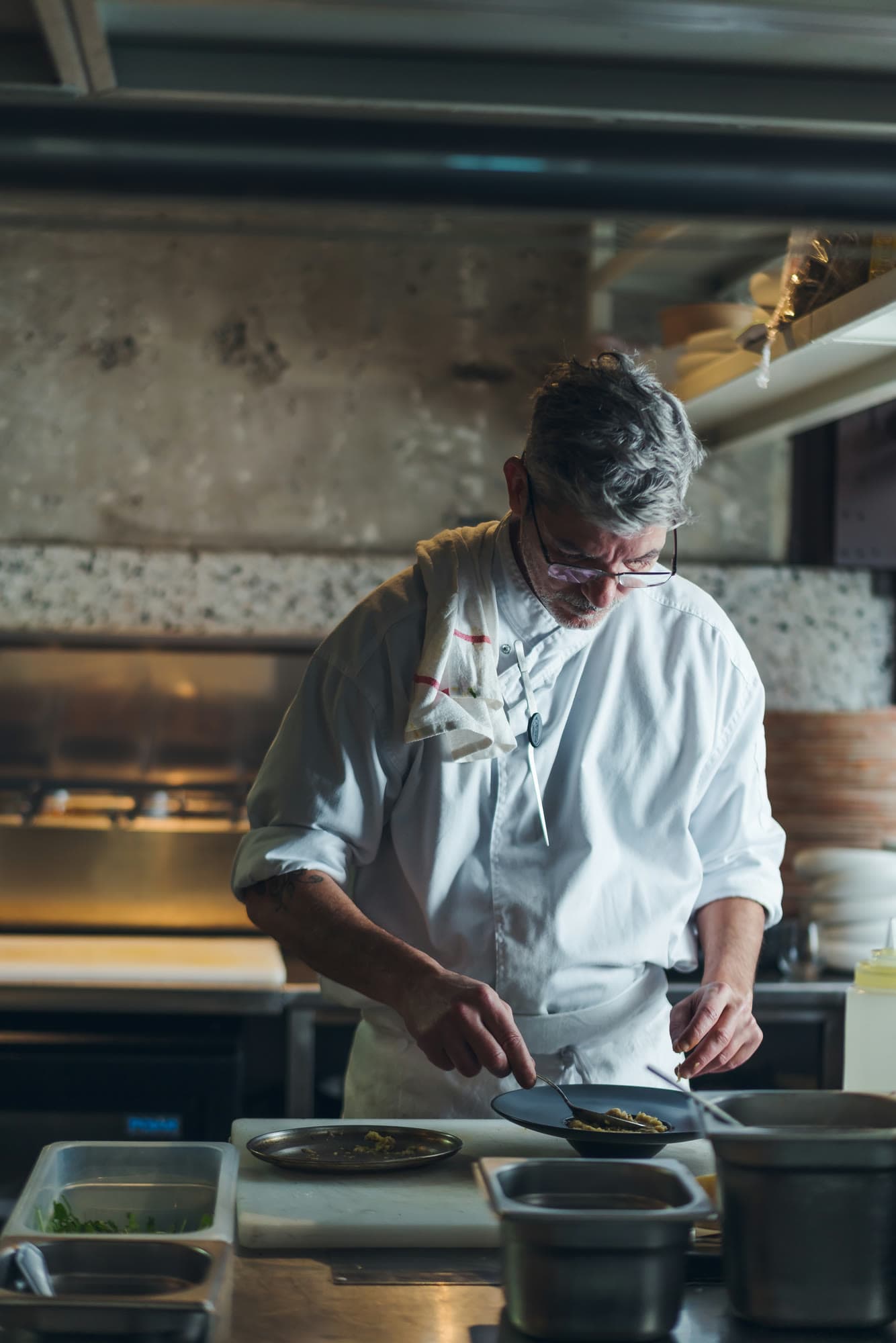 Ohad Amzallag dresse une assiette en cuisine
